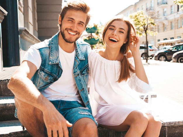 Belle fille souriante et son beau petit ami.