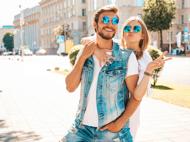 Belle fille souriante et son beau petit ami.