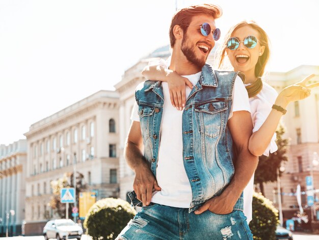 Belle fille souriante et son beau petit ami.