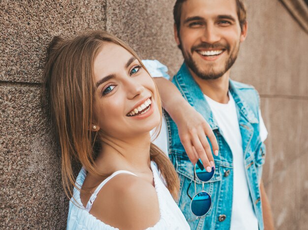 Belle fille souriante et son beau petit ami.