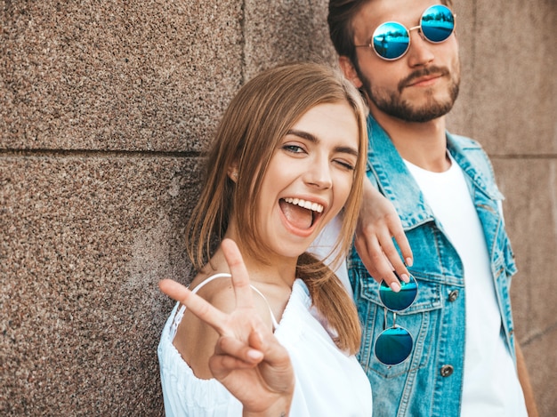 Belle fille souriante et son beau petit ami.