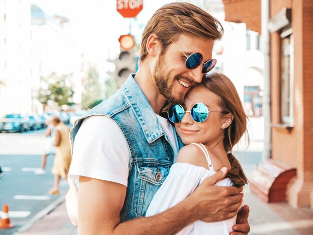 Belle fille souriante et son beau petit ami.