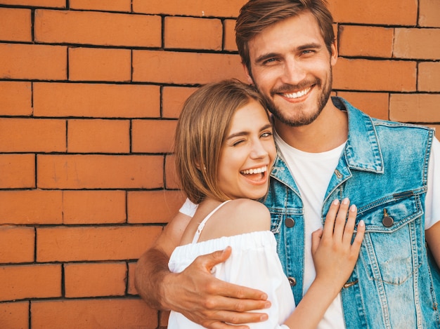 Belle fille souriante et son beau petit ami.