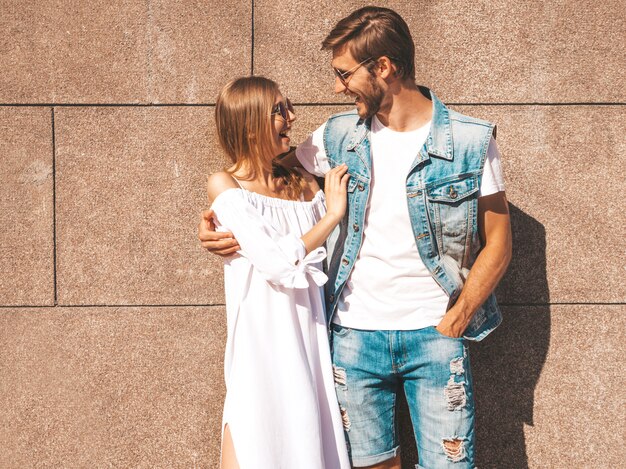 Belle fille souriante et son beau petit ami.