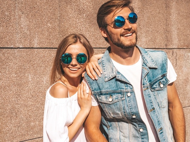 Belle fille souriante et son beau petit ami.