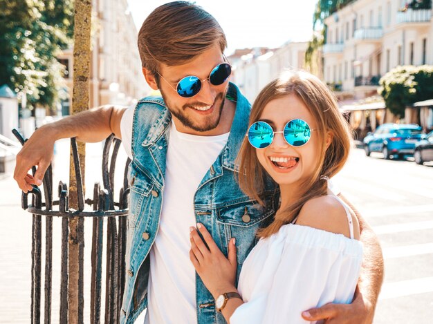 Belle fille souriante et son beau petit ami.