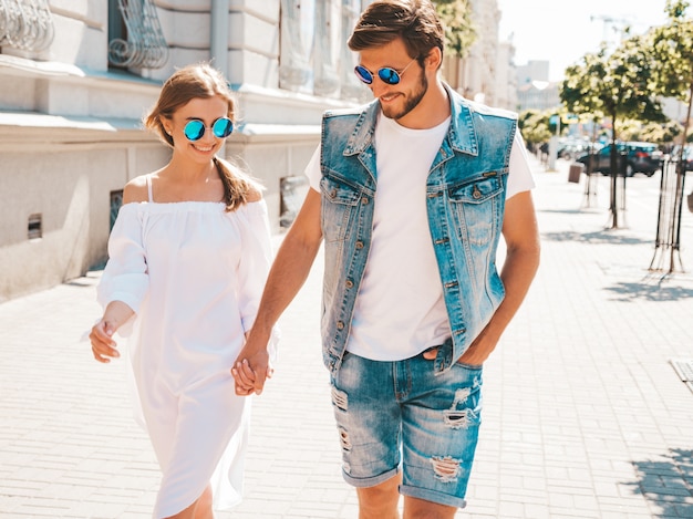 Belle fille souriante et son beau petit ami.