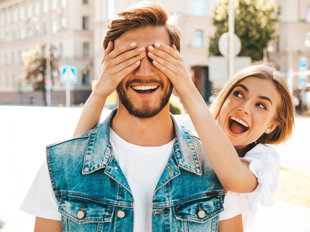 Belle fille souriante et son petit ami beau hipster.