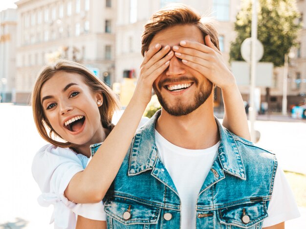 Belle fille souriante et son petit ami beau hipster.