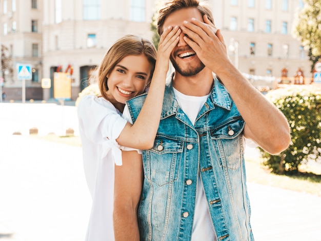 Photo gratuite belle fille souriante et son petit ami beau hipster.