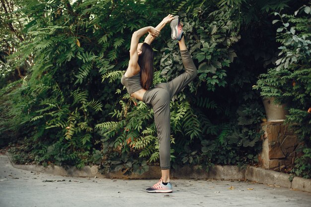 Belle fille sportive dans un parc d&#39;été