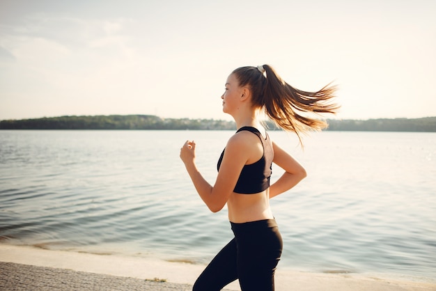 Belle fille sportive dans un parc d'été