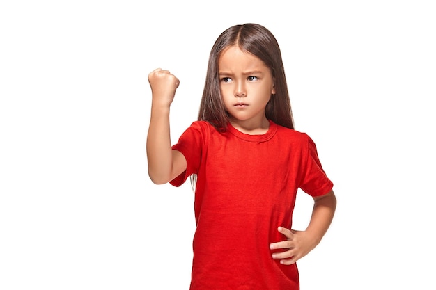 Belle fille en t-shirt rouge secoue son poing en t-shirt rouge