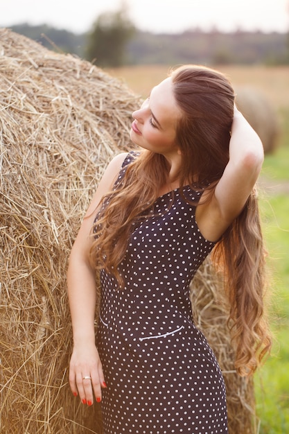 Belle fille sur le terrain