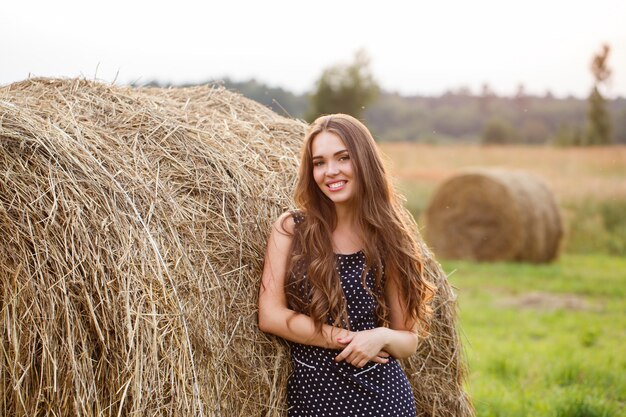 Belle fille sur le terrain