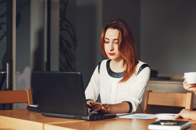 Belle fille travaille au bureau