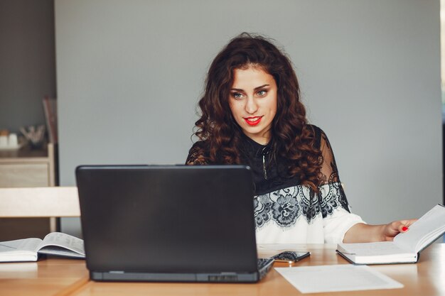 Belle fille travaille au bureau