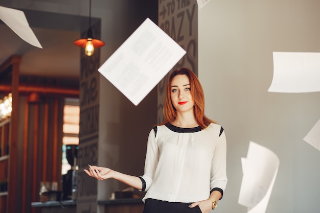 Belle fille travaille au bureau