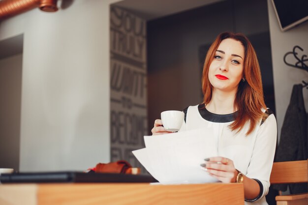 Belle fille travaille au bureau