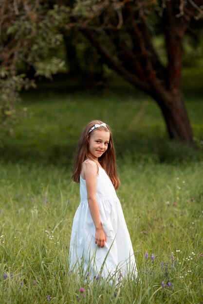 Belle fille vêtue d'une robe blanche