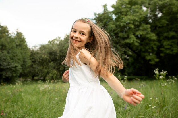 Belle fille vêtue d'une robe blanche