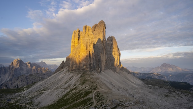 Belle formation rocheuse dans le parc national de Drei Zinnen à Toblach, Italie