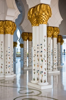 Belle galerie de la célèbre mosquée blanche sheikh zayed à abu dhabi, émirats arabes unis