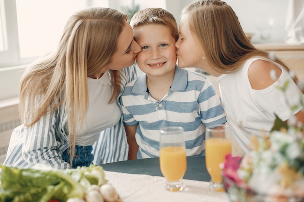 Belle Grande Famille Prépare Des Plats Dans Une Cuisine