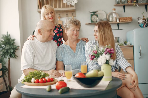 Belle grande famille prépare des plats dans une cuisine