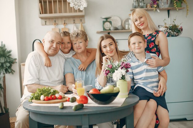 Belle grande famille prépare des plats dans une cuisine