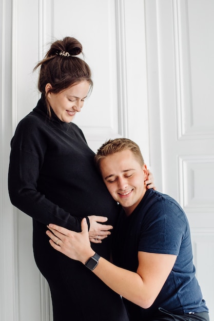 Belle grossesse de jeune famille. Femme enceinte et homme. Couple heureux, épouse et mari