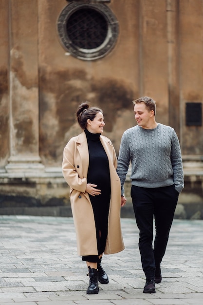 Belle grossesse de jeune famille. Femme enceinte et homme. Couple heureux, épouse et mari