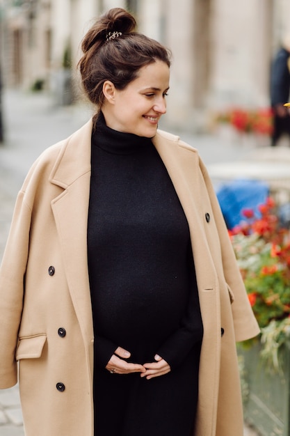 Belle Grossesse De Jeune Famille. Femme Enceinte Et Homme. Couple Heureux, épouse Et Mari