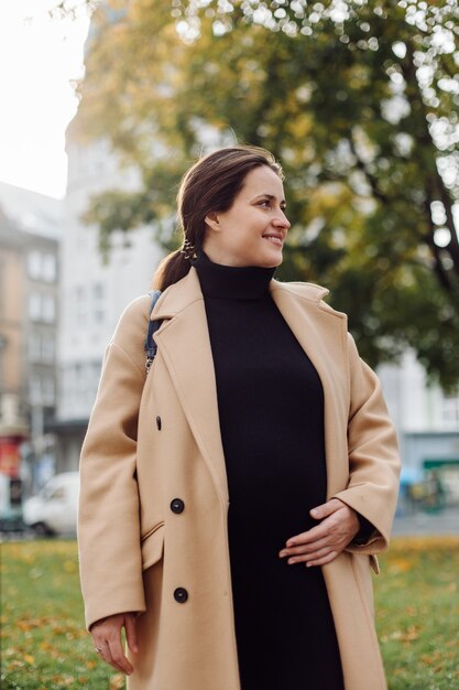 Belle grossesse de jeune famille. Femme enceinte et homme. Couple heureux, épouse et mari