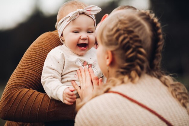 Belle et heureuse famille avec petit enfant dans le parc