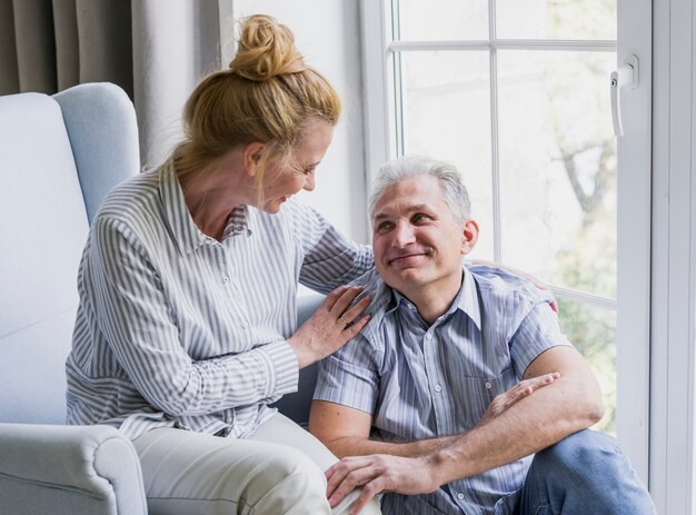 Belle homme senior et femme à l'intérieur