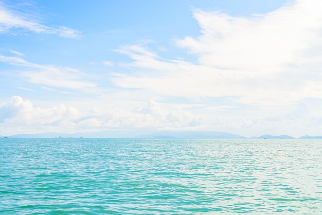 Belle île tropicale et la mer en Thaïlande