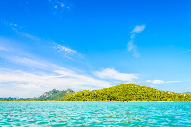 Belle île tropicale, plage, mer et océan