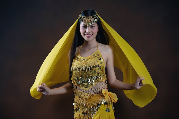 Belle indienne jeune femme modèle hindou. Sarre de costume traditionnel indien jaune.