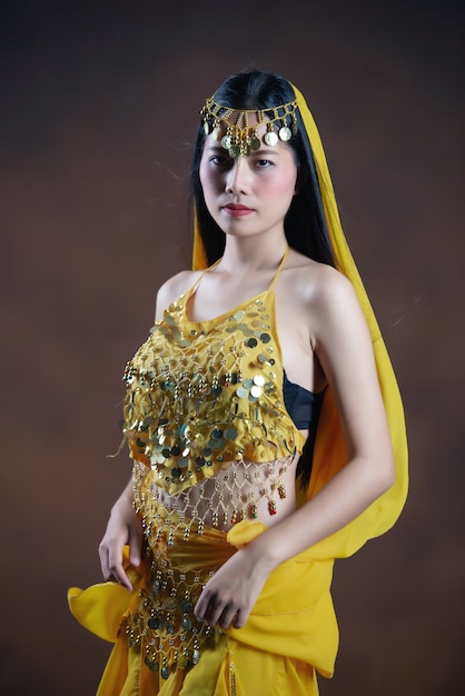 Photo gratuite belle indienne jeune femme modèle hindou. sarre de costume traditionnel indien jaune.