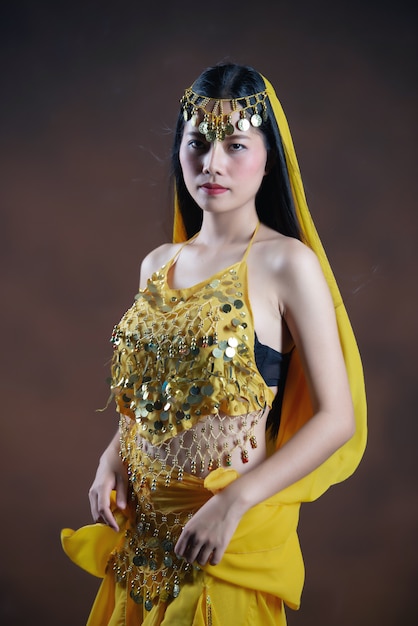 Belle indienne jeune femme modèle hindou. Sarre de costume traditionnel indien jaune.