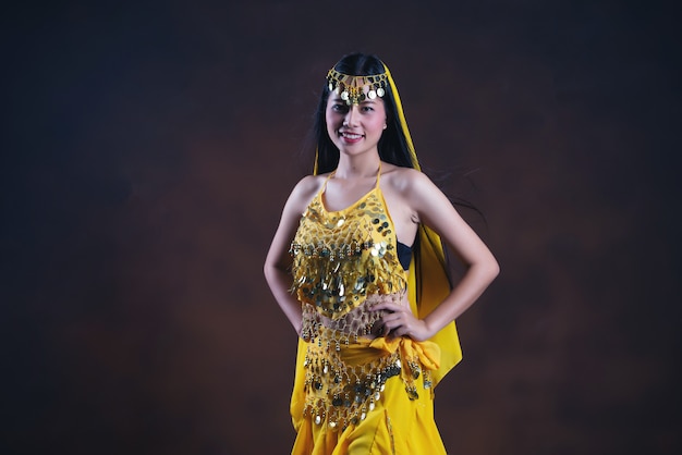 Belle indienne jeune femme modèle hindou. Sarre de costume traditionnel indien jaune.