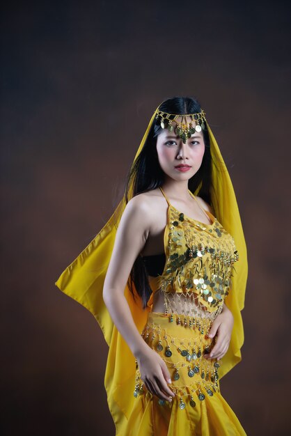 Belle indienne jeune femme modèle hindou. Sarre de costume traditionnel indien jaune.