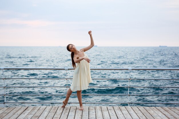 Belle jeune ballerine dansant et posant à l'extérieur