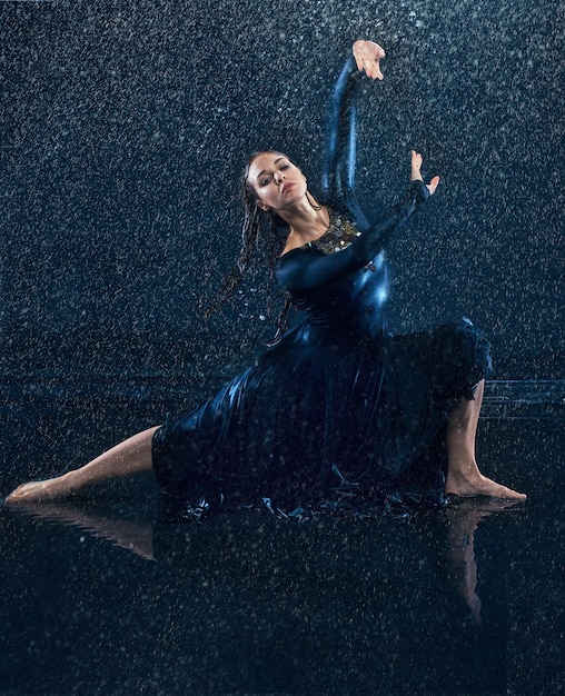 La Belle Jeune Danseuse Moderne Danse Sous Des Gouttes D'eau