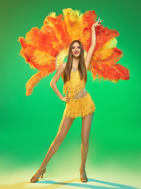 Photo gratuite belle jeune danseuse posant sur mur vert