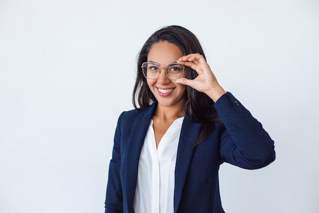 Belle jeune femme d'affaires à lunettes