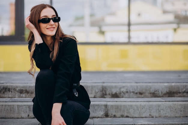 Belle jeune femme d'affaires par le centre de bureau