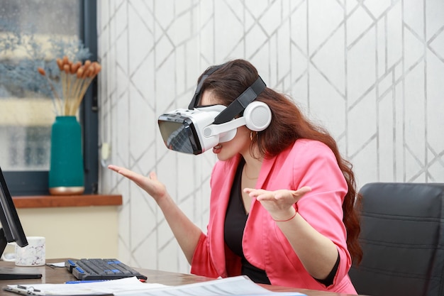 Belle jeune femme d'affaires portant des lunettes VR et se sentant en colère