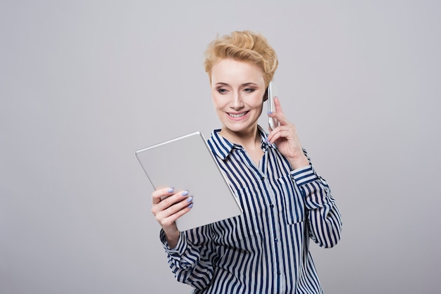 Belle jeune femme d'affaires posant isolé